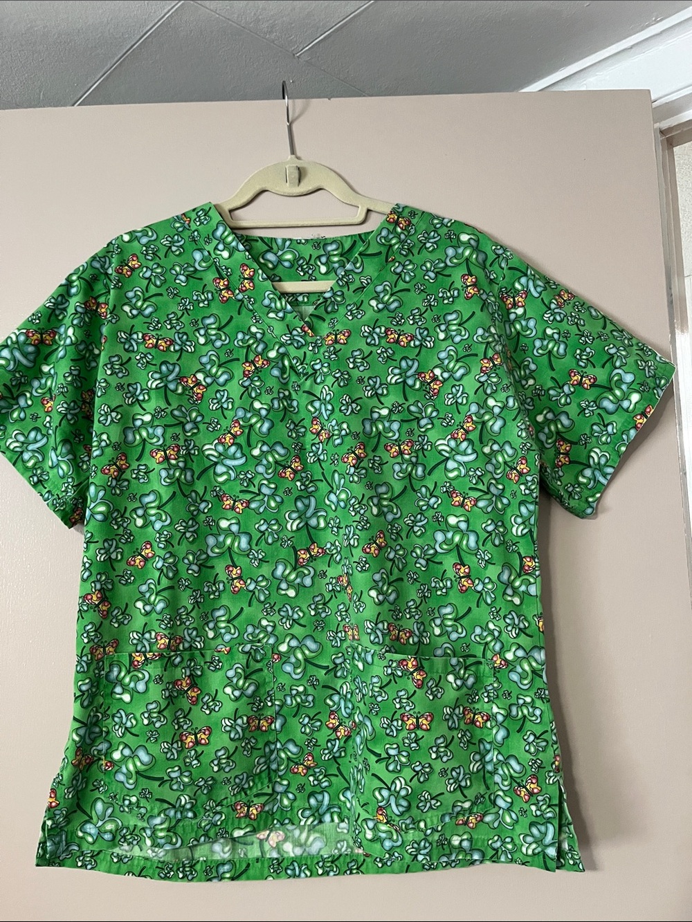 UA Scrub top with clovers and butterflies. Large to Extra Large! VGUC. VERY SOFT